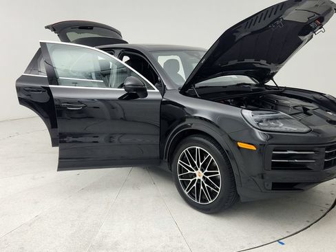 Used 2025 Porsche Cayenne AWD/4WD image 10