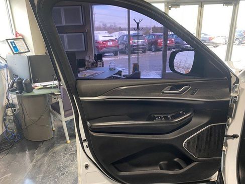 Used 2022 Jeep Grand Cherokee Limited image 9