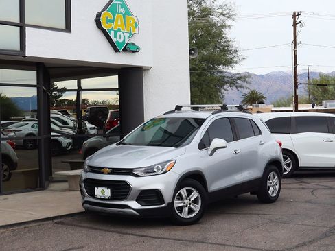 Used 2020 Chevrolet Trax LT w/ LT Convenience Package image 2