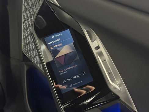 Used 2024 BMW i7 xDrive60 w/ Executive Package image 45