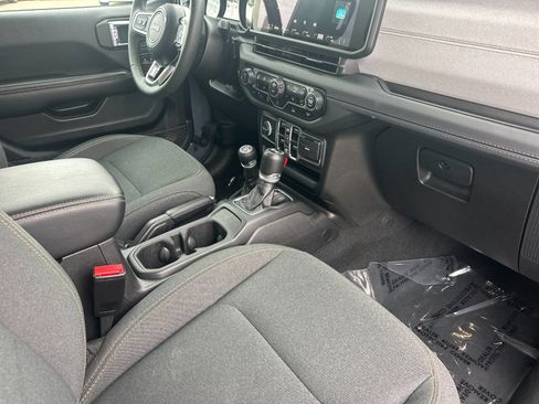Used 2024 Jeep Wrangler Unlimited Sahara AWD/4WD image 15