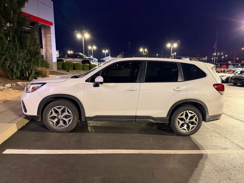 Used 2021 Subaru Forester Premium image 4