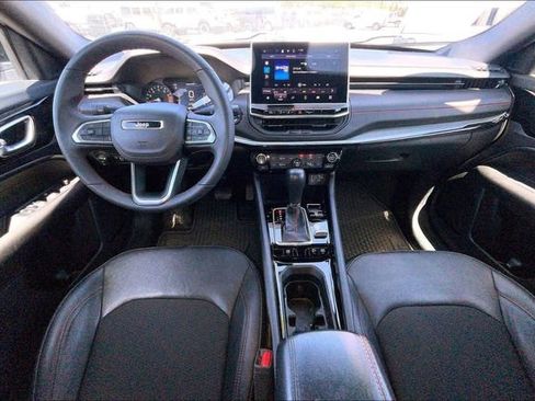 Used 2025 Jeep Compass Trailhawk AWD/4WD image 15