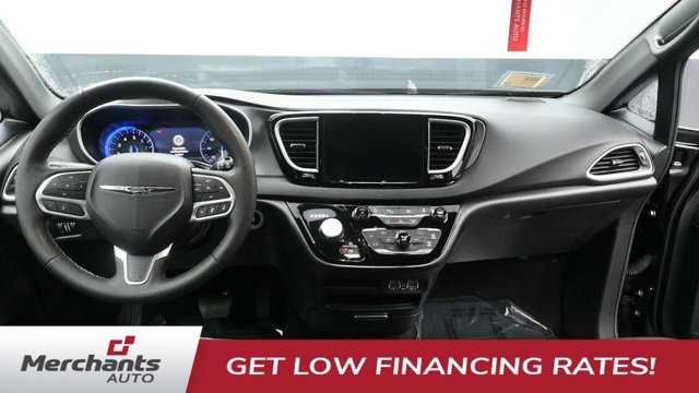 Used 2025 Chrysler Pacifica Select FWD image 26
