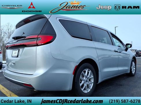 Used 2024 Chrysler Pacifica Touring-L FWD image 6