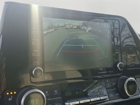 Used 2021 Toyota Highlander XLE image 20