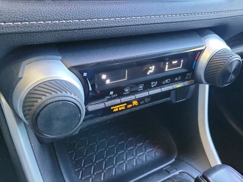 Used 2021 Toyota RAV4 LE image 11