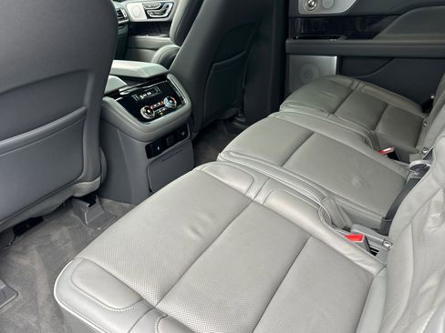 Used 2019 Lincoln Navigator Reserve image 12
