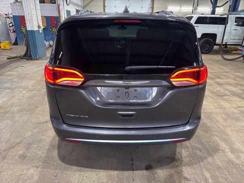 Used 2020 Chrysler Pacifica Touring-L image 3