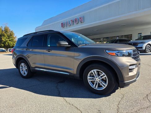 Used 2021 Ford Explorer XLT w/ Equipment Group 202A image 2