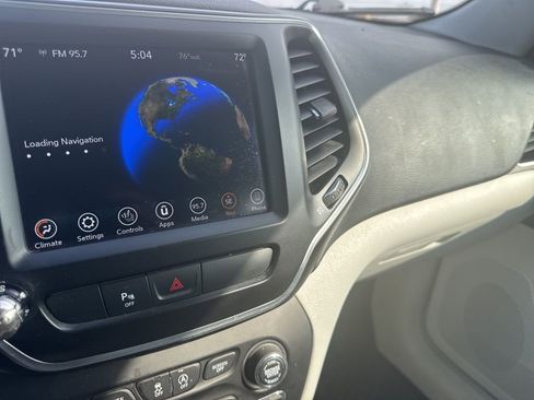 Used 2020 Jeep Cherokee Latitude Plus w/ Comfort/Convenience Group AWD/4WD image 19