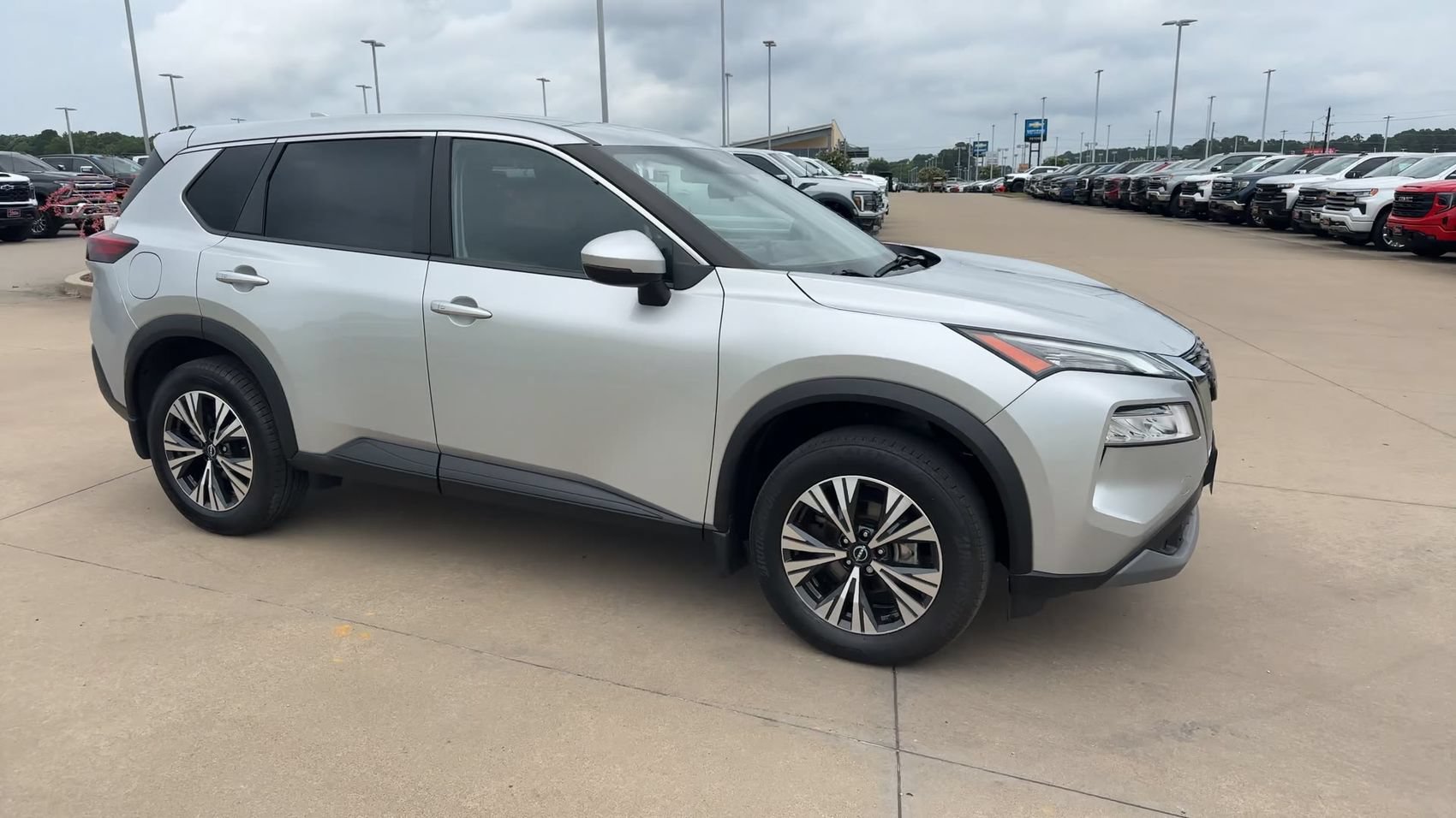 Used 2023 Nissan Rogue SV AWD/4WD image 3
