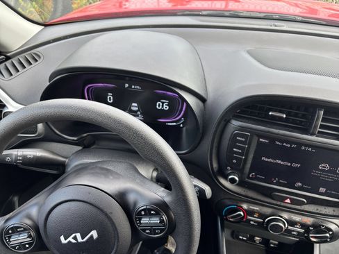 Used 2025 Kia Soul LX w/ LX Technology Package FWD image 25