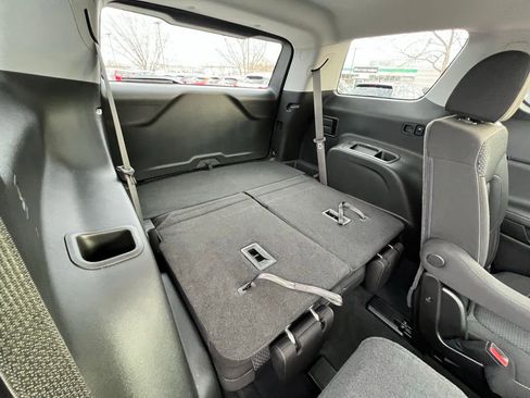 Used 2023 GMC Acadia SLE w/ Driver Convenience Package image 28