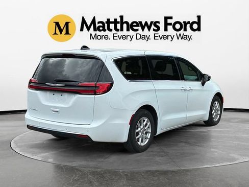 Used 2025 Chrysler Pacifica Select FWD image 5