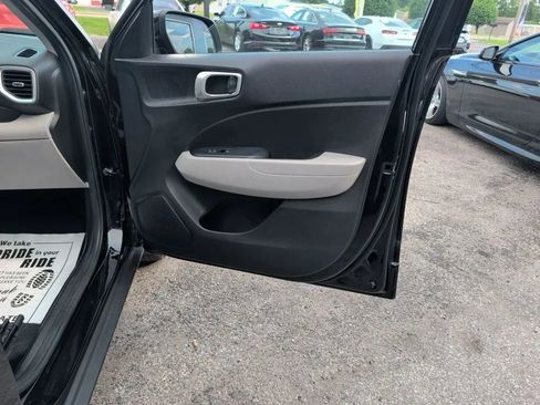 Used 2022 Hyundai Venue SEL FWD image 19