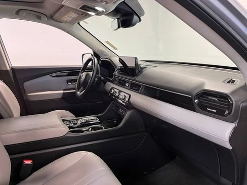 Used 2023 Honda Pilot Touring image 11