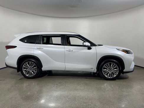 Certified 2024 Toyota Highlander Platinum AWD/4WD image 2