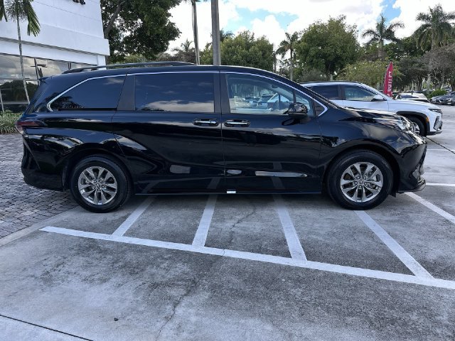 Used 2026 Toyota Sienna XLE FWD image 14