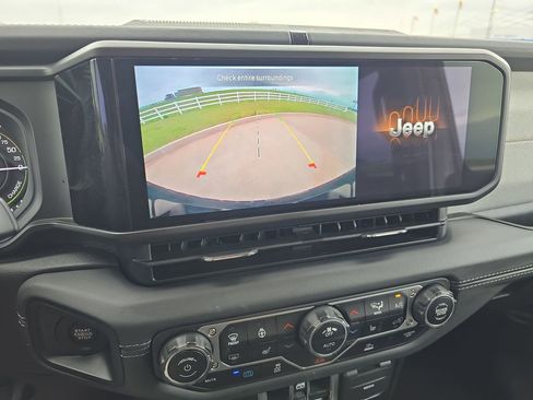 Used 2025 Jeep Wrangler Unlimited Sahara AWD/4WD image 24