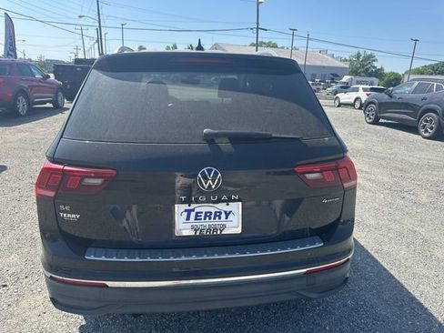 Used 2022 Volkswagen Tiguan SE w/ Panoramic Sunroof Package AWD/4WD image 2