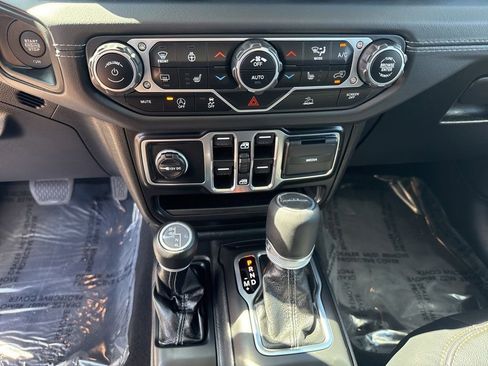 Used 2025 Jeep Gladiator Sport AWD/4WD image 14
