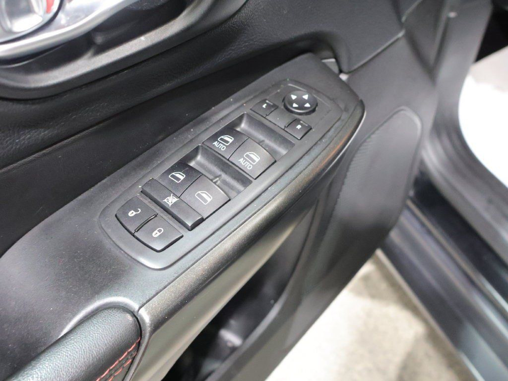Used 2021 Jeep Cherokee Trailhawk w/ Comfort/Convenience Group AWD/4WD image 14