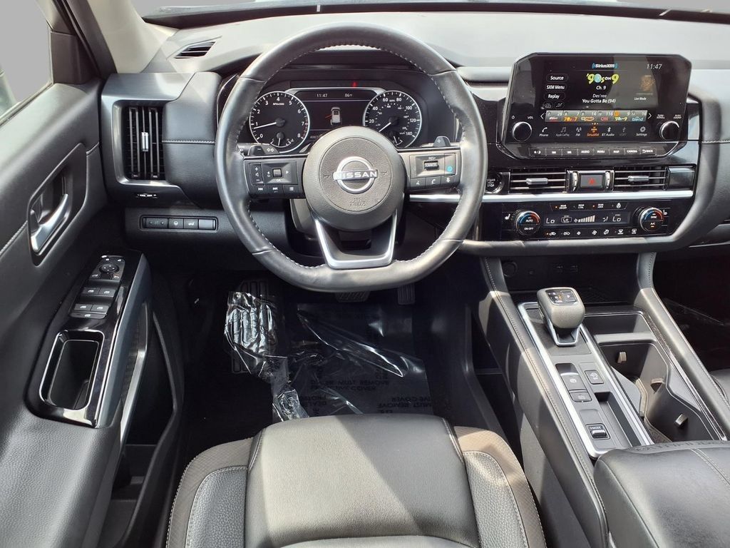 Used 2025 Nissan Pathfinder SL FWD image 6