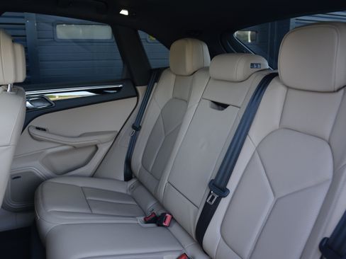 Certified 2026 Porsche Macan AWD/4WD image 32