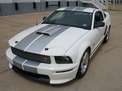 Used 2007 Ford Mustang GT RWD image 2