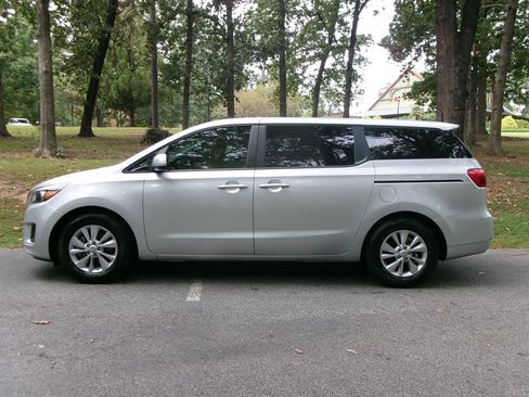 Used 2018 Kia Sedona L image 8