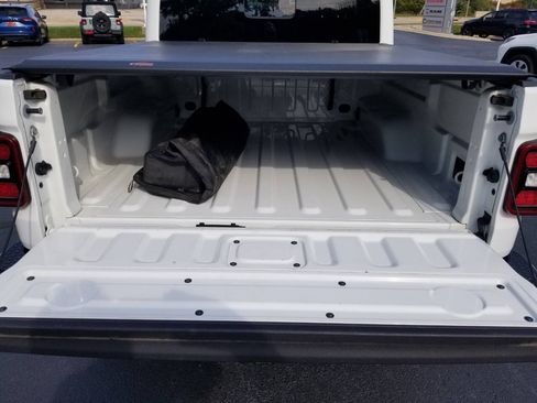 Used 2021 Jeep Gladiator Overland AWD/4WD image 9