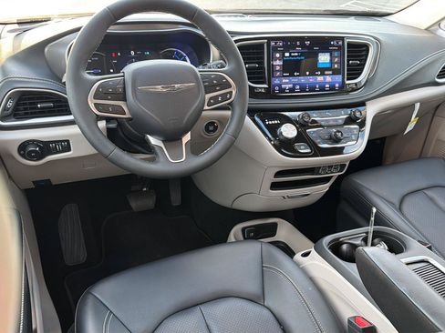 Used 2024 Chrysler Pacifica Limited FWD image 15