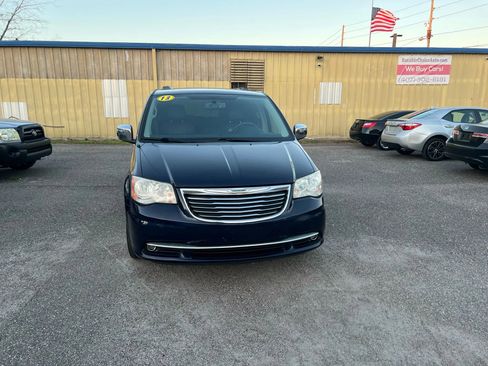 Used 2013 Chrysler Town & Country Touring-L w/ Entertainment Group #2 FWD image 3