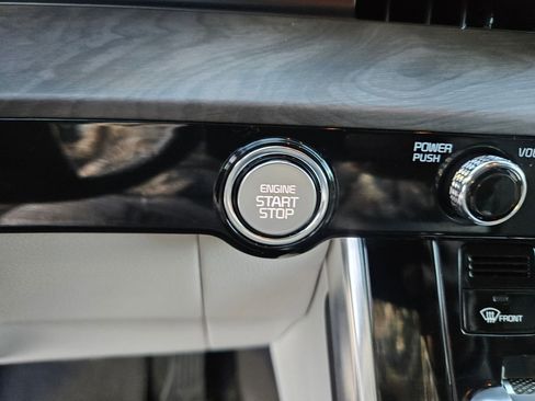 Used 2024 Kia Carnival EX image 21