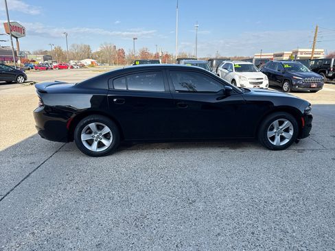 Used 2020 Dodge Charger SXT w/ Leather Interior Group image 5