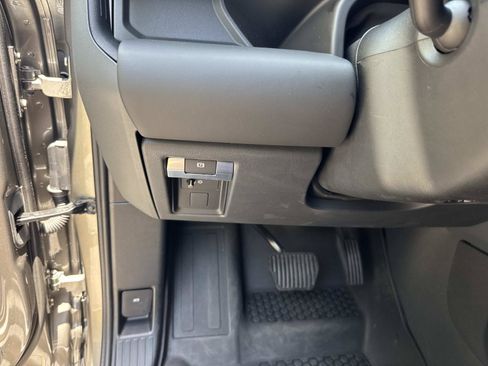 Certified 2025 Land Rover Defender 110 X-Dynamic SE AWD/4WD image 32