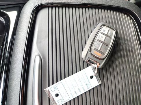 New 2026 Chrysler Pacifica Limited w/ Uconnect Theater Family Group image 24