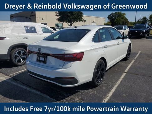 New 2025 Volkswagen Jetta SE image 4