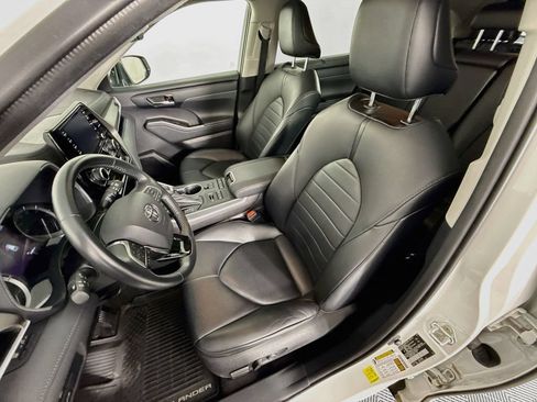 Used 2021 Toyota Highlander XLE AWD/4WD image 5