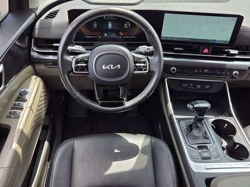 Used 2025 Kia Carnival FWD image 12
