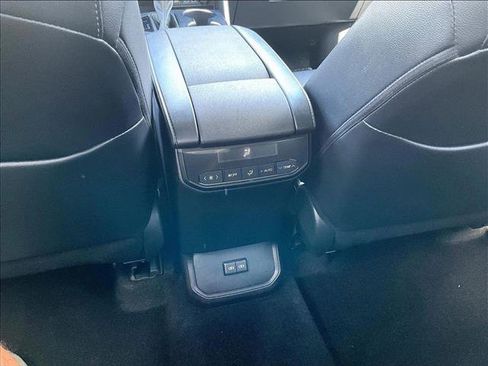 Used 2024 Toyota Highlander XLE FWD image 25