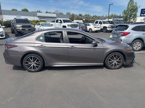Used 2022 Toyota Camry SE w/ Cold Weather Package FWD image 10