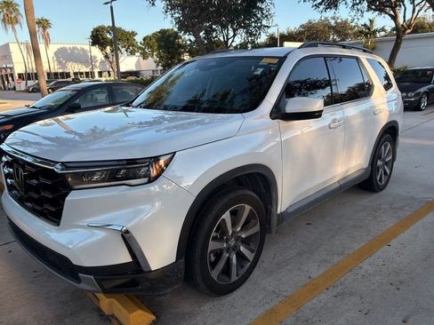 Used 2025 Honda Pilot Touring image 2