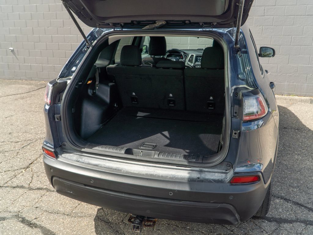 Used 2019 Jeep Cherokee Latitude w/ Cold Weather Group AWD/4WD image 14