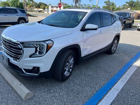 Used 2024 GMC Terrain SLT FWD image 2