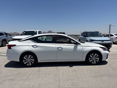 Used 2025 Nissan Altima 2.5 SV FWD image 3