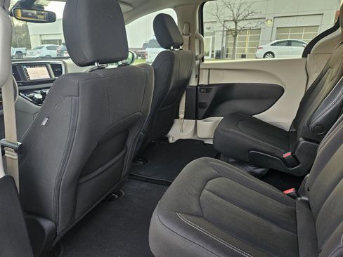 Used 2023 Chrysler Voyager LX image 29