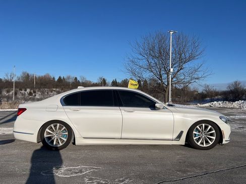 Used 2018 BMW 740i xDrive image 3