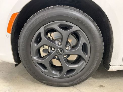 Used 2022 Chrysler Pacifica Limited w/ S Appearance Package image 23